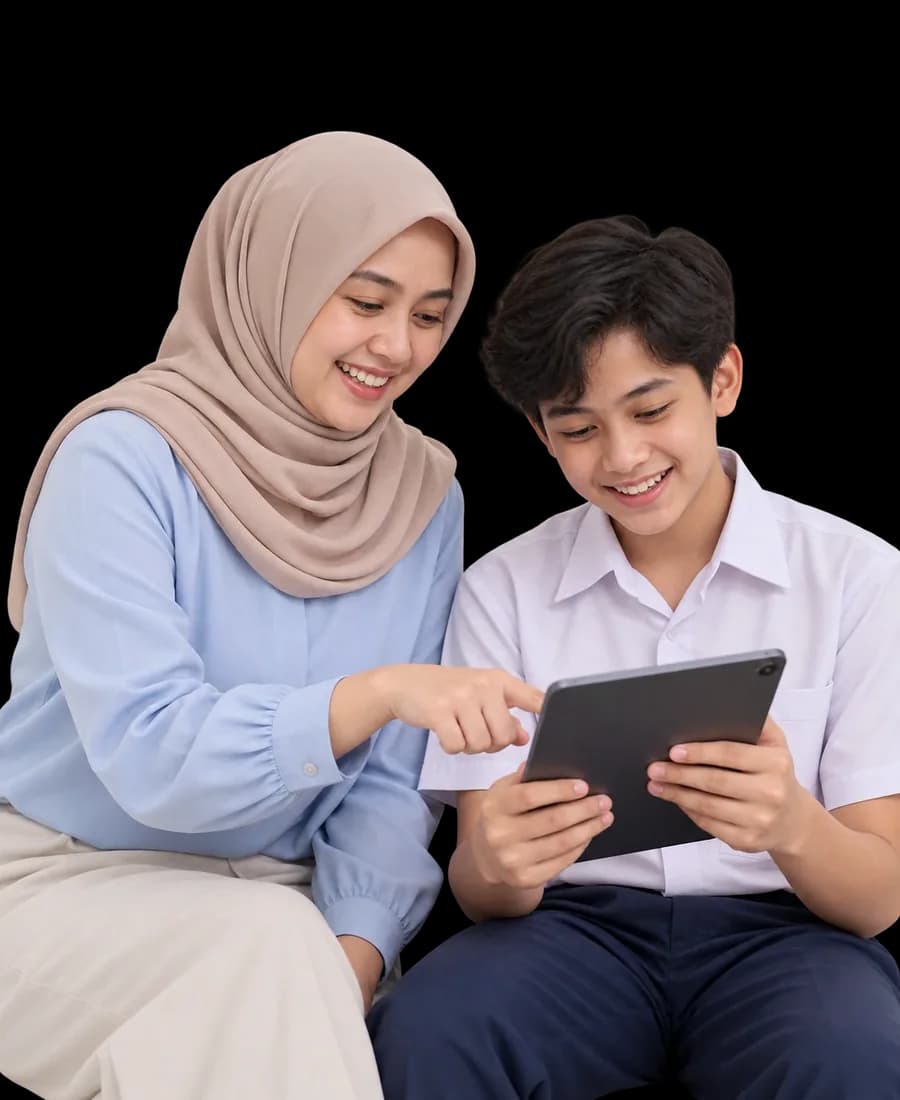 Seorang ibu dan anak laki-lakinya tersenyum melihat tablet bersama